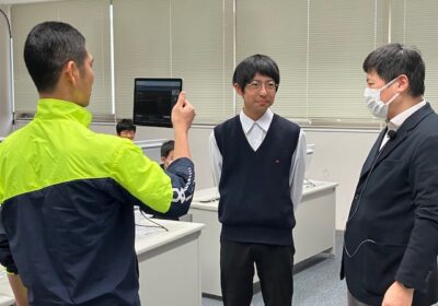 優勝者インタビューです。担当の先生が言うには、普段の授業でも彼にはかなわないとのことでした。