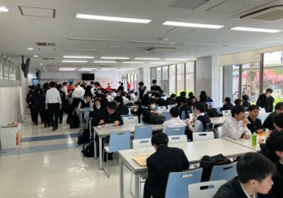 土曜日の放課後のカフェテリアは、生徒で満席になっていました。早速、中学１年生も利用しています。