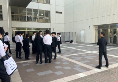 外では、いくつかの部活の上級生が、校舎から出てくる中学１年生を待ち構えています。上手く勧誘できてのでしょうか。