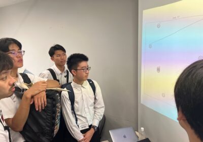 大規模言語モデルを搭載したロボットたちが近づくと、会話を始めることで個性が生まれてくるという話でした。男子校でもそういうことが起こっていますね。
