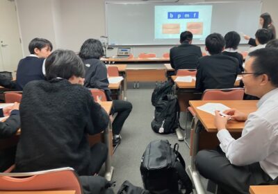 隣の生徒と発音を確認します