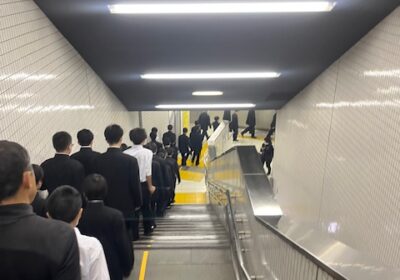 駅の階段には、中央に黄色いラインが引いてあります。左側通行で歩いて行きます。２人が並ぶと、それで階段の半分が埋まってしまいます。