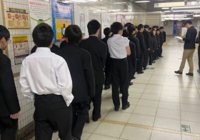 １クラスでも、かなり混み合うことを実感してもらいます。
