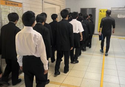 駅の構内でも、左側通行となっています。