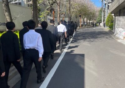 学校までの道は、白線の内側を通過してもらいます。
