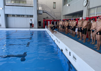 水泳部部長による泳ぎ初め
