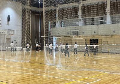 奥では、バスケットボールをする生徒も見られます。