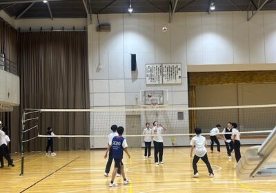 体育館では、バレーボールをしていました。