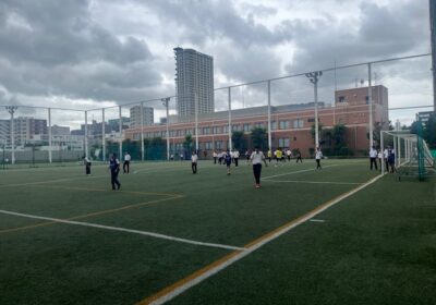 雨が降っていなければ、昼休みのグラウンドは、制服のまま、サッカーなどをする生徒がたくさん見られます。