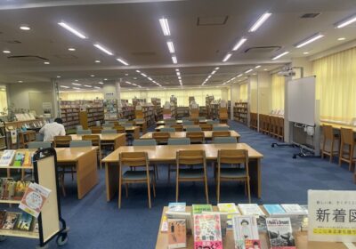 昼休みの終わり頃の図書館は、人が少なくて、静かでした。奥の方で、読書をしている生徒も見られました。