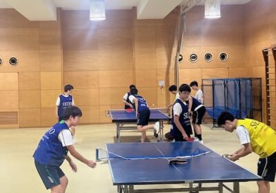 高校生は、慣れたもので、自分たちでチームわけを行って、自主的に卓球台を用意していきます。