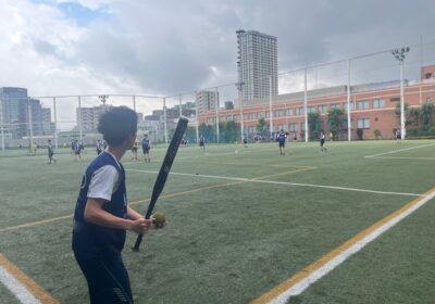 上の写真は、１時間目のことでしたが、３時間目には少し晴れ間も出て、雨が止みましたので、グラウンドでソフトボールの授業となりました。