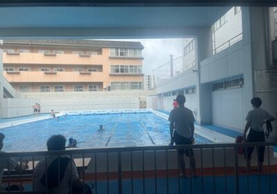 ちなみに、水泳の授業は、雨の日もやっています。ボイラーで、水温を上げていますので、外より水の中の方が温かいです。