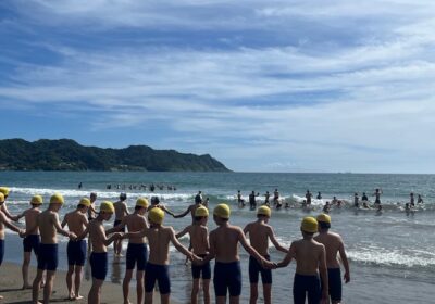 穏やかな海ですが、波の力は強いので、波に体がもっていかれないように、お互いに手を組んで海に入っていきます。