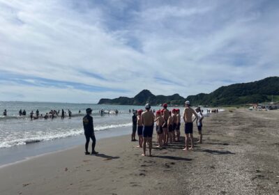 念入りに、準備体操を行ってから、海の中に入っていきます。