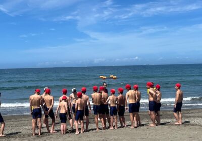 赤い帽子は、初球の生徒たちです。まずは、海に慣れて少しずつ泳ぎに慣れていきます。