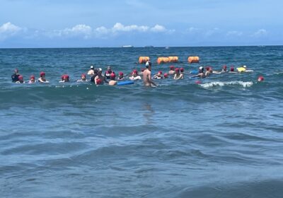 おおよそ胸のところに水面が来るくらいの深さまで、歩いて入っていきます。