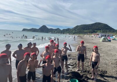 泳ぎに疲れてしまったら、浜で休憩です。今年は、水温が高いので、海の中にいる時間が例年より長いかもしれません。