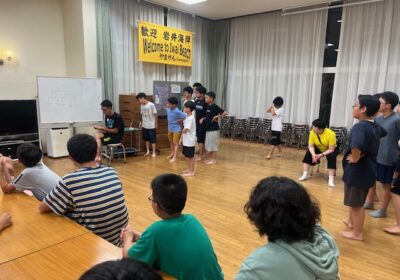 このクラスは、担任の先生がカード引いて、五十音の最初と最後のを決めます。その音で始まって、終わる言葉を時間内に答えられれば得点になります。