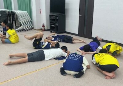 このクラスは、人狼ゲームのようです。なぜか、みんな伏せて目を隠していました。