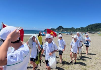 遠泳のスタート地点までは、歩いて移動します。陸の上では、およそ１.２キロほどの移動距離です。