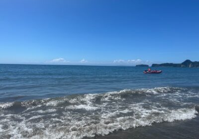 ここから、海の中に入っていきます。漂着物もなく、きれいな浜です。