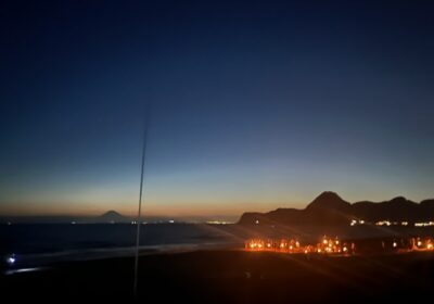 最後の夜は、みんなで花火大会です。右下の光は、生徒が手持ち花火をやっているところです。富士山と校旗のポールが映っています。
