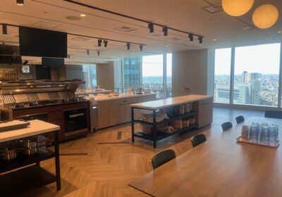 社内には、キッチンスタジオがあり、料理教室が開かれたり、チームビルディングのために料理を教えあったりするそうです。