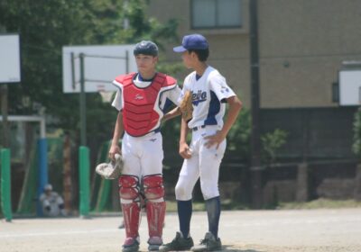ピンチを迎え、バッテリー相談中。