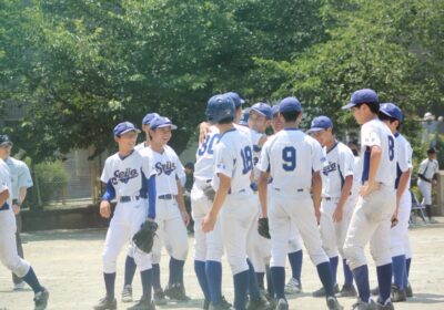 レフトゴロ後、思わず抱擁。
