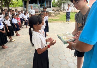 毎年、カンボジアの昔話をもとにした絵本を製作しています。今回は、小学校へ直接、届けさせてもらいました。