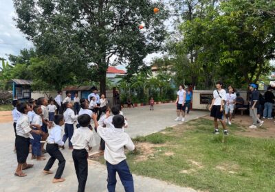 絵本を手渡した後に、外でボール遊びをしました。それにしても、カンボジアの小学生は、元気ですね。走り回ってもほとんど汗をかいていないように見えました。