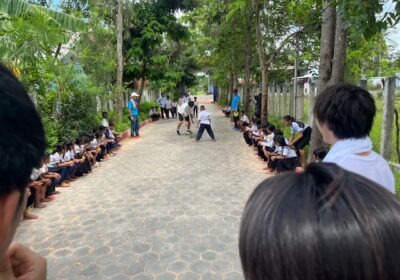 地面に置いた葉っぱを走って行って、取り合うという遊びを教えてもらいました。取られても、自陣に戻る前にタッチすれば、勝ちです。