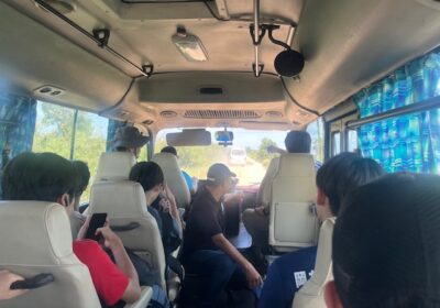 午後からは、湖近くの大規模水田の見学に行きました。舗装されていない道を進んでいきます。