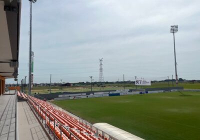 日中は気温が高いので、試合は夜に行われます。ナイター設備は必須ですね。隣では、サブグラウンドが建設中です。こちらは、人工芝になるそうです。