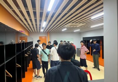 ホームチームのロッカールームです。選手ごとのロッカーが壁一面に作られています。