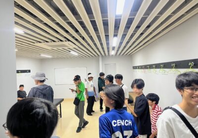 こちらは、アウェイチームのロッカールームです。ロッカーは設置されておらず、壁にハンガーがかかっているだけなんですね。