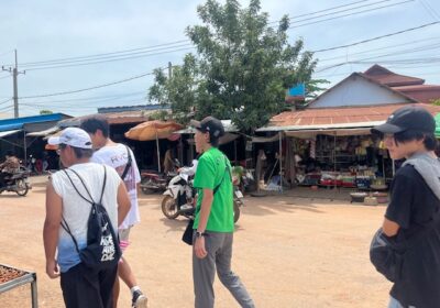 実際に、市場に行ってみて、町の人にサッカーチームについて、聞き取り調査を行います。