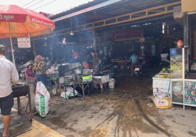 通りに面した入り口の奥に、たくさんのお店が入っています。
