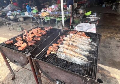 店先では、魚や肉が炭火で焼かれています。日本でいうバーベキューですね。