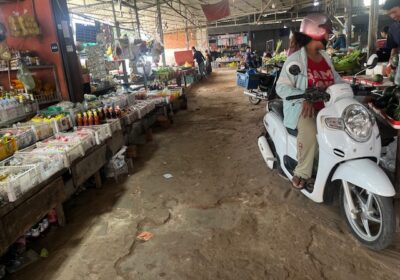 バイクでお店の中まで、入ってきて、買い物していました。
