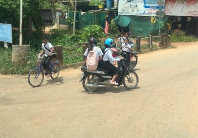 インタビューが終わるころ、学校帰りの子供たちが自転車、バイクに乗って帰ってきていました。こちらの学校は、午前、午後の二部制になっています。