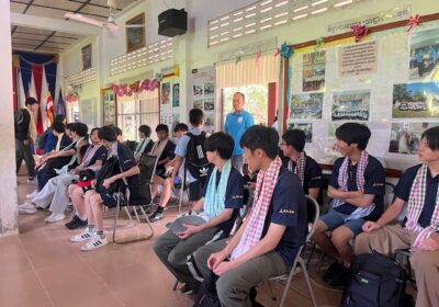 カンボジアのストール「クロマー」を首にかけていただきました。この日もかなりの暑さでしたので、汗ダラダラで、クロマーも汗で濡れてしまいました。持ち帰っていいことを知らなかったので、どうしたら良いのか悩んでしまいました