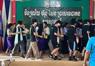 みんなで、一緒に輪になって踊りました。手の動きは、仏教的な感じがしました。ステップは、もう少しきちんと学びたかったかも。
