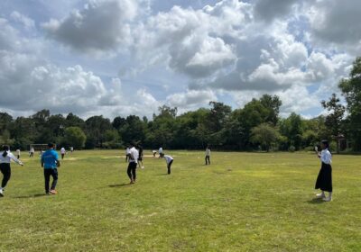 この気温、湿度の中で、制服でサッカーをするのは、かなり汗をかきそうですが、バコン高校の生徒さんは、気にならないようです。