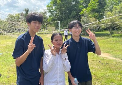 ホームルームの時間が来て、帰る間際に、写真撮影の嵐でした。代わる代わる７～８人の女子生徒と同じ写真を撮りました。