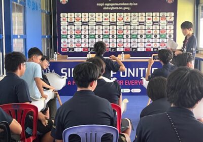 昼食のあと、シェムリアップのサッカー球団にうかがいました。この球団は、現在１８歳以下の選手のみが所属してします。今後、プロ選手や、カンボジア代表選手を輩出することを目標としている若い球団です。