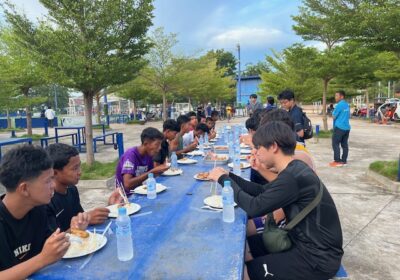 試合の後は、みんなでバーベキューです。ユナイテッドの選手は、ものすごい量のお米を食べていました。隣になった、同世代の高校生同士、なんとなく心が通じ合ったかもしれませんね。