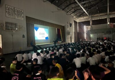 一般公開する前に、体育館で全校生徒が集結して、オープニングセレモニーが行われました。今年も、このために作成された動画は、なかなかのクオリティーで見応えがありました。