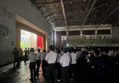 体育館に、1600人が全員集まることができるって、すごい広さですね。